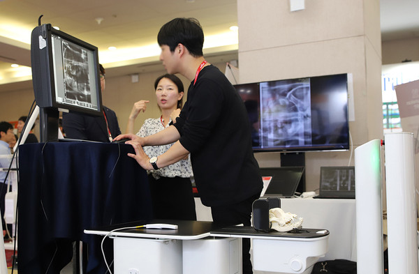 우리엔이 지난 10월 112~13일 열린 '서울수의임상컨퍼런스'에서 세계 최초 동물 전용 파노라마를 선보이고 있다.