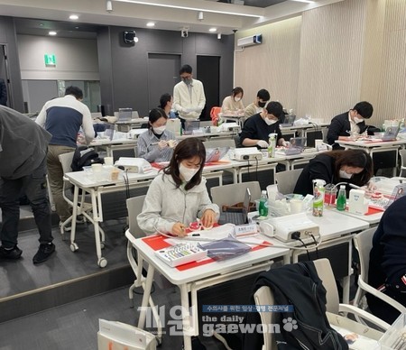 △올해 5월 진행된 인의치과 세미나에 참석한 모습.