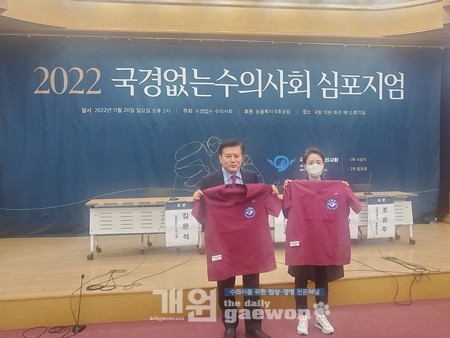 김재영 대표(좌)와 우리와 장인정 마케팅 본부장이 국경없는수의사회 새 봉사활동 단체복을 공개했다.