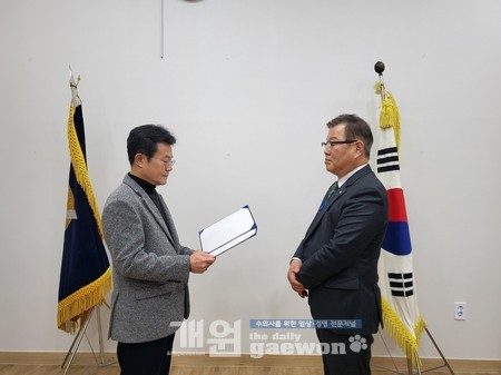 선거관리위원회 김재홍 위원장이 허주형 당선인에게 당선증을 전달하고 있다.