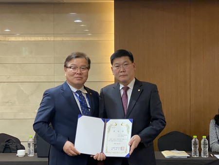 왼쪽부터 허주형 회장, 한태호 수석 및 공직부회장