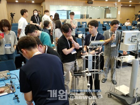 강의실 한쪽 공간에 장비 체험 공간을 마련한 모습.