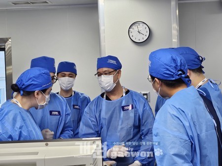 Dr. Hue가 설명하고 있다.