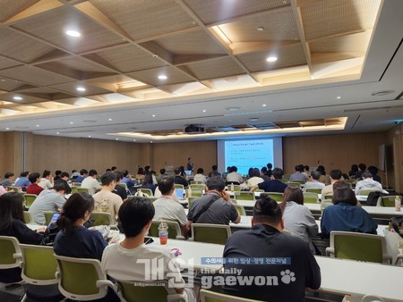 정동인 교수가 소화기에 대해 강의하고 있다.