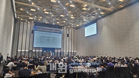 참여자들이 만찬을 즐기고 있다.