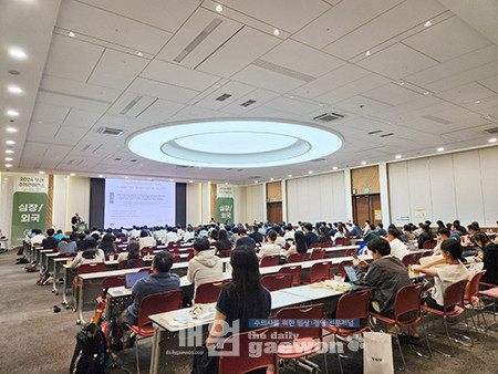 △Cote 교수가 심장 강의를 하고 있다.