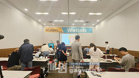 △코리다 원장 강의로 TPLO 실습이 진행되고 있다.