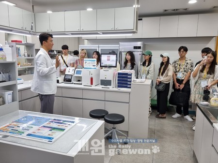 △IVSA 회원들이 더본외과동물의료센터(김영기 원장)를 투어하고 있다.