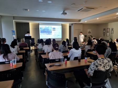 △IVSA 회원들이 리본동물의료센터(이영재 원장) 병원 투어에 참여했다.