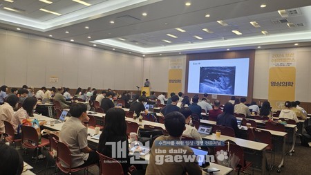 △김재환 교수가 영상의학 강의를 하고 있다.