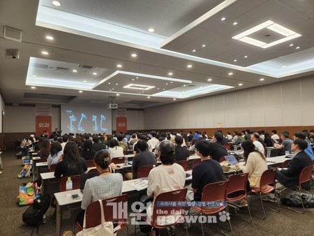 △이해범 교수가 외과 강의를 하고 있다.