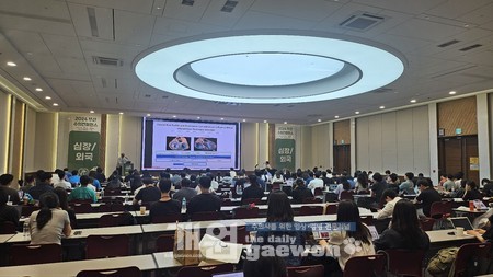 △현찬백 박사가 심장 강의를 하고 있다.<br>