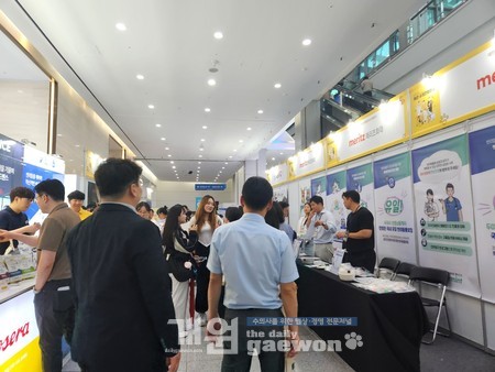 △참가자들이 업체를 구경하고 있다.<br>