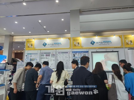 △참가자들이 업체를 구경하고 있다.