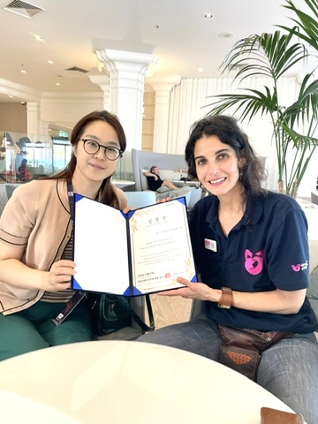 이기쁨 KSFM 부회장(좌)이 Yaiza Gomez Mejias(ISFM Community Co-ordinator 및 RCVS in feline medicine)에게 한국고양이임상전문가 인준위 해외자문 임명장을 전달했다.