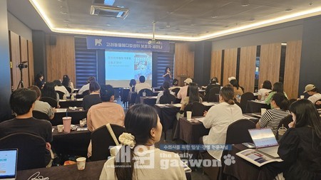 엽경아 센터장이 V-Clamp 수술에 대해 설명하고 있다.