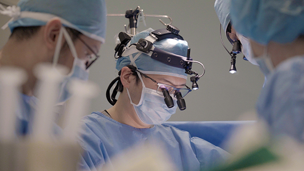 △엄태흠 원장이 수술을 집도하고 있다.