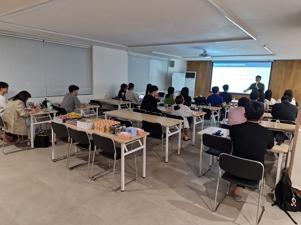 △조우재 소장이 강의하고 있다.<br>