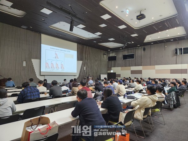 △참가자들이 '치과' 강의를 듣고 있다.<br>