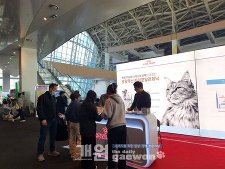 △참가자들이 부스를 둘러보고 있다.