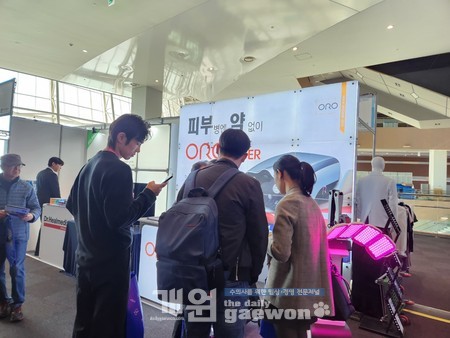 △참가자들이 부스를 둘러보고 있다.