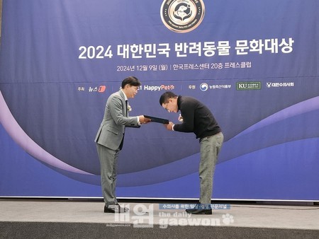 △건국대학교 이사장상을 받은 김영재(고양이역) 대표<br>