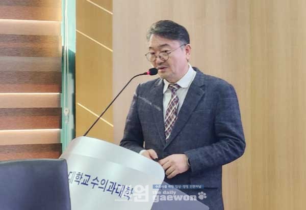 △서강문 교수가 상급동물병원 기준 및 전문의제도 도입 가이드라인을 제시하고 있다.