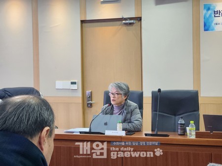 △나기정(충북대학교 수의과대학) 학장이 제시된 방안에 대한 의견을 발표하고 있다.<br>