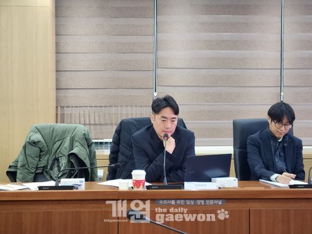 △최수영(한국대학동물병원협회) 부회장이 제시된 방안에 대한 의견을 발표하고 있다.<br>