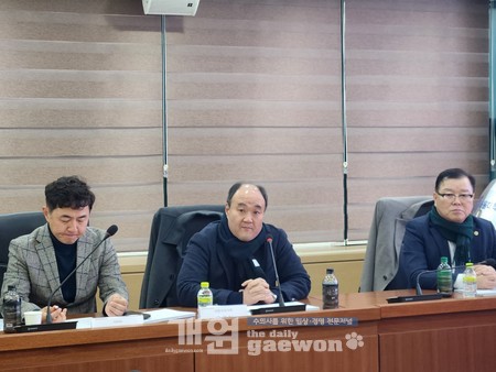 △우연철(대수회) 사무총장이 제시된 방안에 대한 의견을 발표하고 있다.<br>