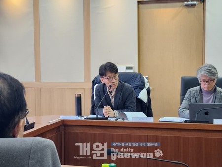 △이재명(농식품부) 서기관 제시된 방안에 대한 농식품부의 의견을 발언하고 있다.<br>