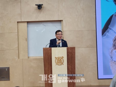 △허주형 회장이 축하사를 하고 있다.