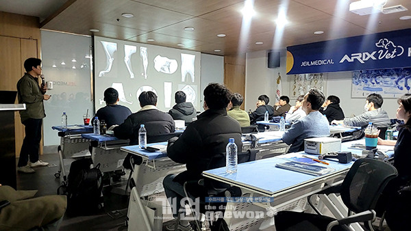 △이해범 교수가 강의하고 있다.