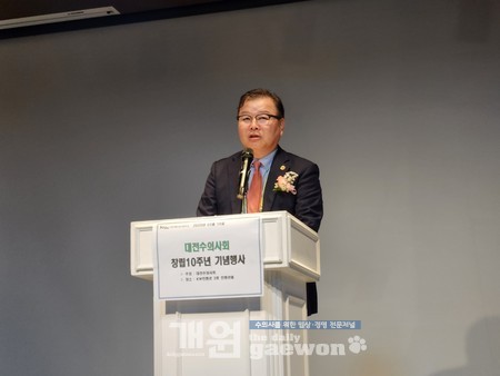 △허주형 회장이 축하사를 하고 있다.<br>