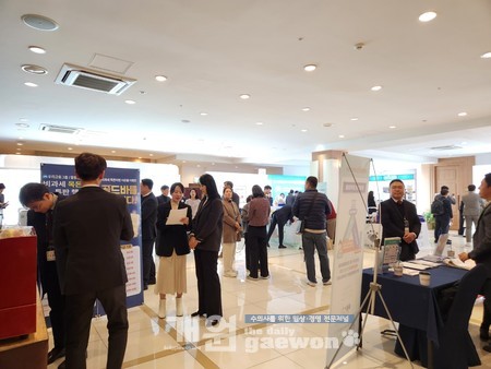 △참가자들이 부스를 둘러보고 있다.