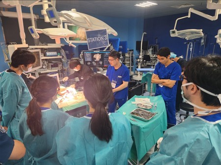 △‘브레인 네비게이션’을 이용해 수술하고 있다.<br>