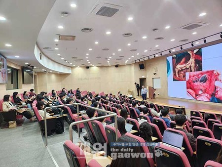 △Joerg Steiner 교수가 강의하고 있다.