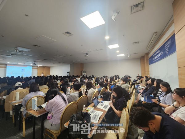 △참가자들이 강의를 듣고 있다.<br>