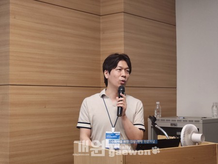 △김기웅 원장이 강의를 하고 있다.