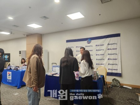 △참가자들이 부스를 구경하고 있다.