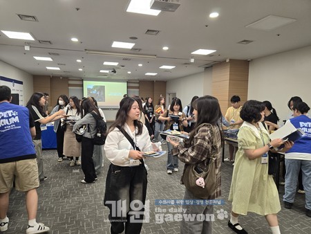 △참가자들이 부스를 구경하고 있다.