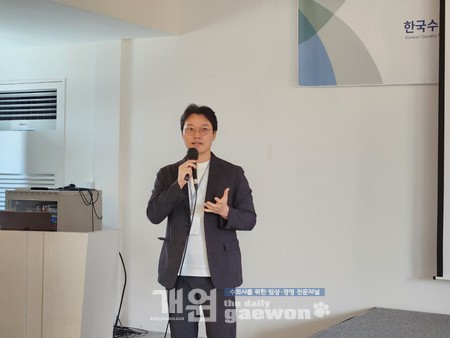 △이해범 교수가 강의하고 있다.