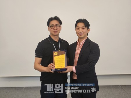 △재활학회가 김일천 원장에게 공로패를 수여했다.