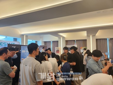 △참가자들이 부스를 구경하고 있다.