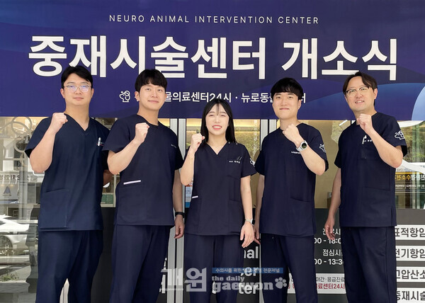 사진 왼쪽부터 이명연(암센터) 원장, 목진수(의료센터 심장과) 원장, 김주영(중재시술센터) 과장, 임도우(의료센터 외과) 원장, 문종현(의료센터 신경과) 원장.