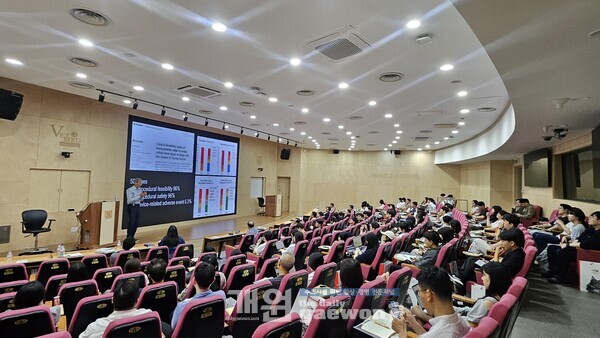 크리스 오튼 교수가 강의하고 있다.