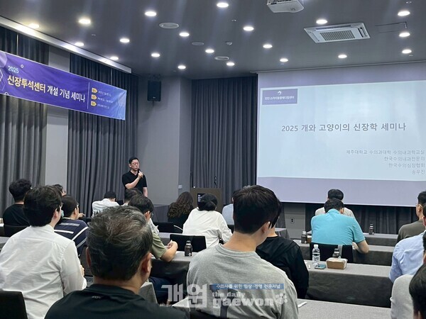 안대기 대표원장이 인사말을 하고 있다.