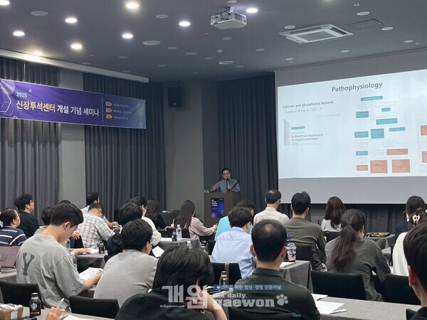 송우진 교수가 강의하는 모습.