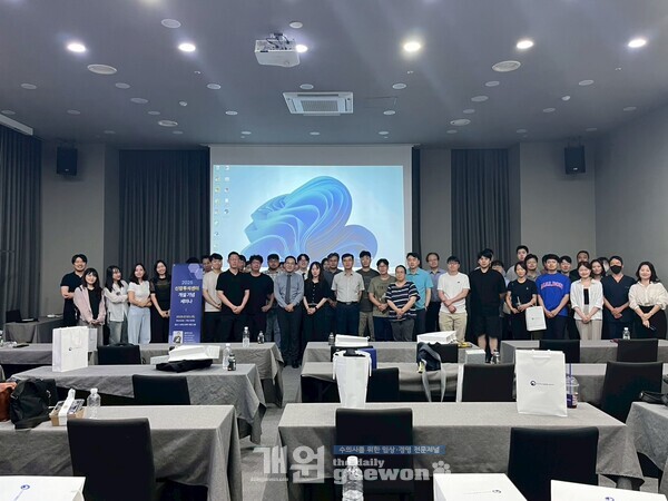 세미나 후 단체촬영 모습.