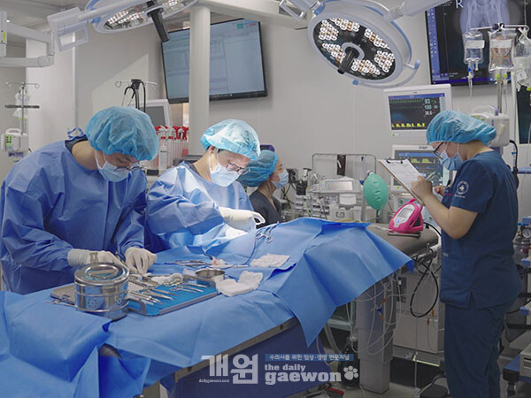 △김종인 원장(중앙)이 수술을 시행하고 있다.